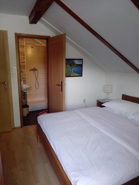 Guesthouse Marton Jezerce Luaran gambar